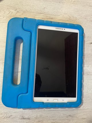 Samsung Galaxy Tab A6 con funda azul
