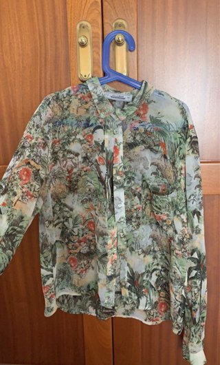 Camisa fluida Pull and Bear estampado floral