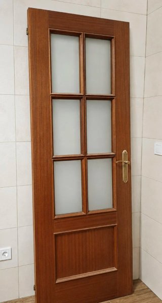 Puerta de madera con cristales