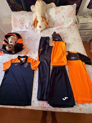 Equipación de fútbol EPRO naranja y azul.