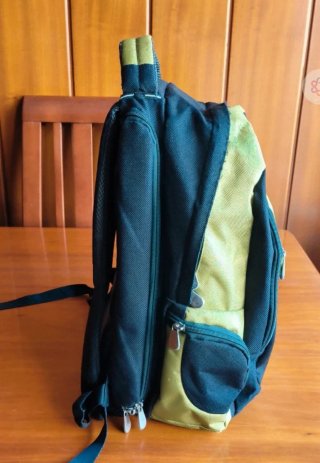 Mochila portátil negra y verde
