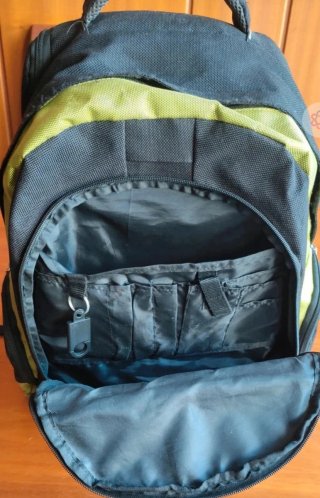 Mochila portátil negra y verde