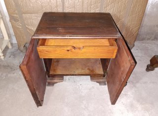 Mesita de noche antigua de madera