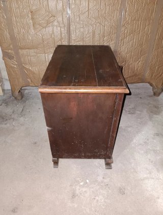 Mesita de noche antigua de madera