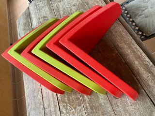 Estanterías de plástico apilables (rojo y verde)