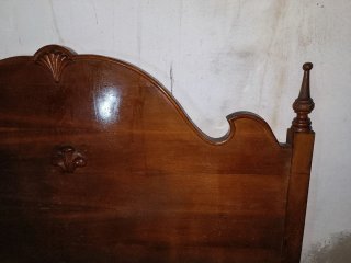 Cabecero de madera antiguo