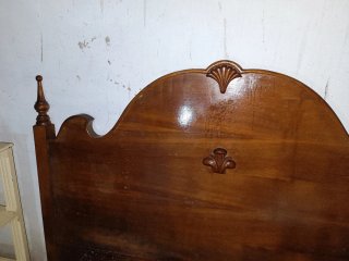 Cabecero de madera antiguo