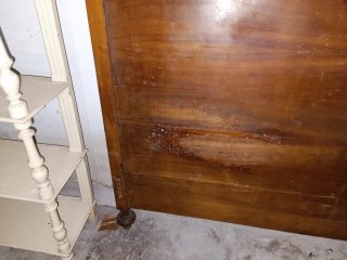 Cabecero de madera antiguo