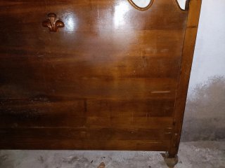 Cabecero de madera antiguo