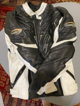Mono de moto cuero negro y blanco