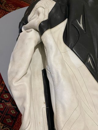 Mono de moto cuero negro y blanco