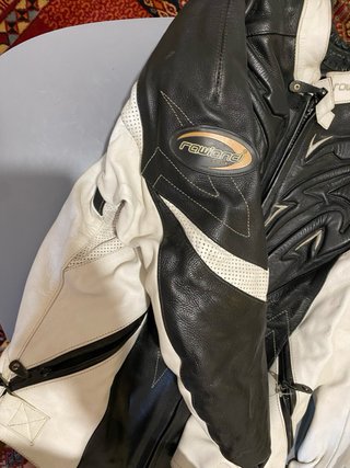 Mono de moto cuero negro y blanco