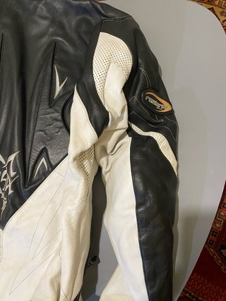 Mono de moto cuero negro y blanco