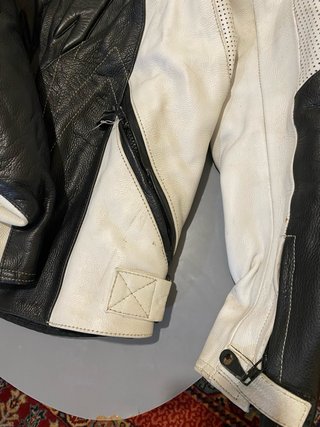 Mono de moto cuero negro y blanco