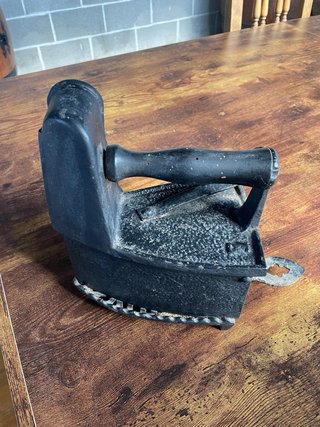Plancha antigua de carbón con chimenea