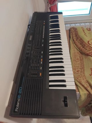 Sintetizador Roland E-20