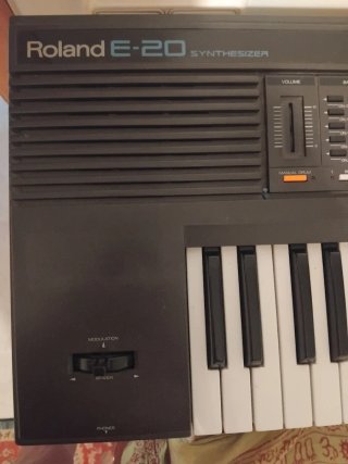 Sintetizador Roland E-20