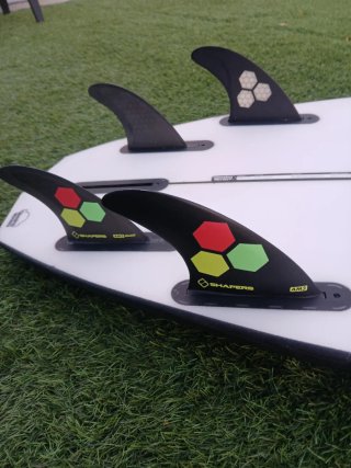 Tabla de surf + 5 quillas SHAPERS + grips