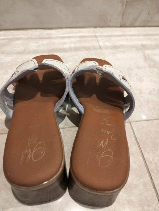Sandalias de tacón blancas y marrones