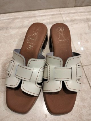 Sandalias de tacón blancas y marrones