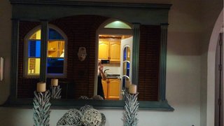 Entrada con adornos decorativos y espejo 95 euros