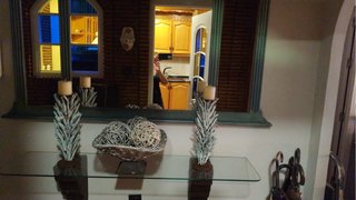 Entrada con adornos decorativos y espejo 95 euros