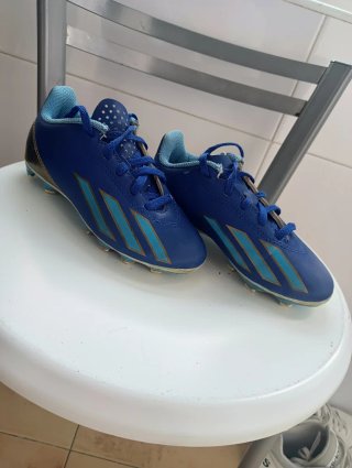 Zapatillas de fútbol Messi azul y dorado