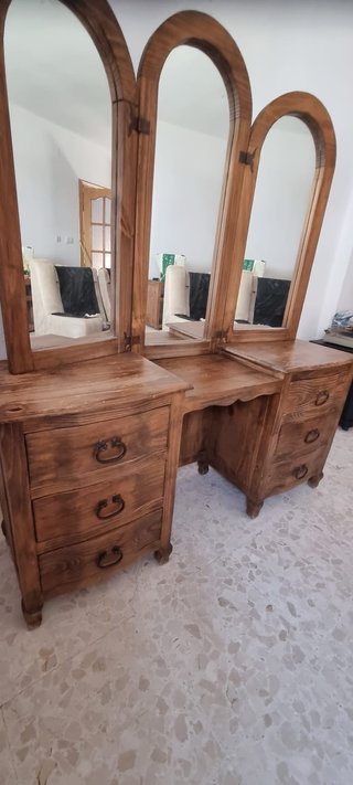 Tocador de madera con espejo