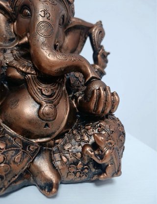 FIGURA GANESHA CON DECORACIÓN EN RELIEVE. DISEÑO