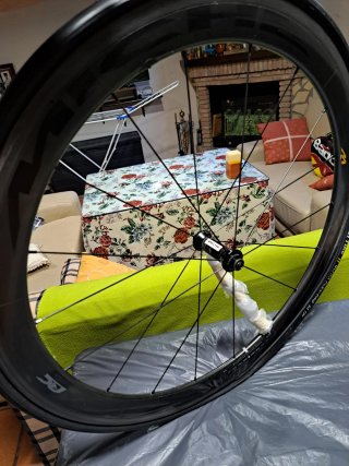 Ruedas de bicicleta, una de Carbono y otra de alum