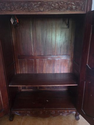 Armario antiguo de madera tallada