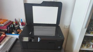 Stampante multifunzione HP nera con scanner