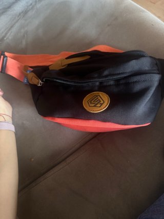 Riñonera negra y naranja