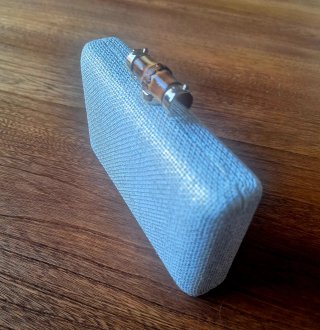 Mini Clutch rígido tejido con cierre estilo bambú