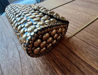 Bolso de fiesta / Clutch dorado con tachuelas