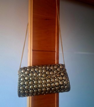 Bolso de fiesta / Clutch dorado con tachuelas
