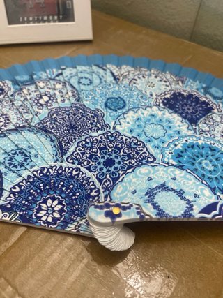 Abanico azul con diseño mandala