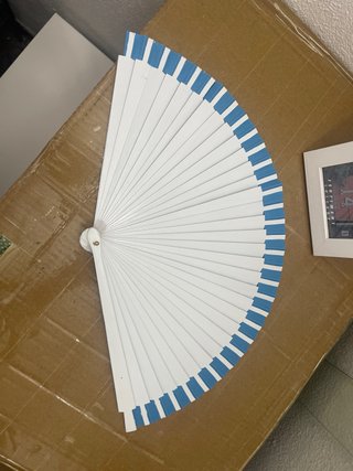 Abanico azul con diseño mandala