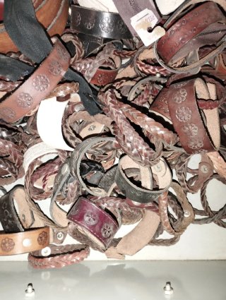 Pulseras de cuero trenzado y con adornos