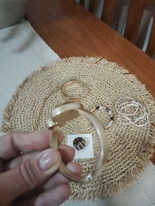 Lote de pulseras y anillo.