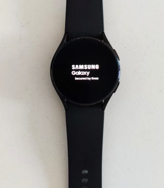 Samsung Galaxy Watch4 con stazione di ricarica