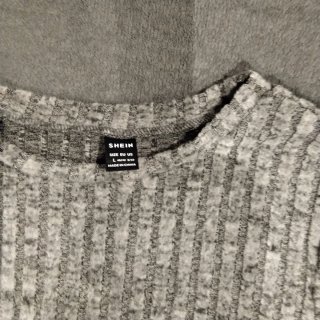 Jersey gris Shein con blusa blanca Talla L