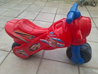 Moto correpasillos roja
