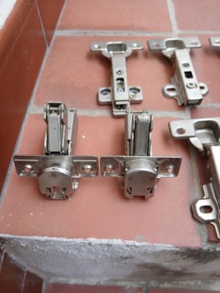 Bisagras y placas para muebles,todo lo se ve entra