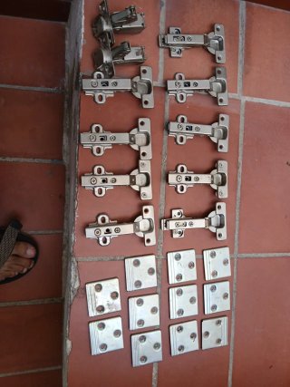Bisagras y placas para muebles,todo lo se ve entra