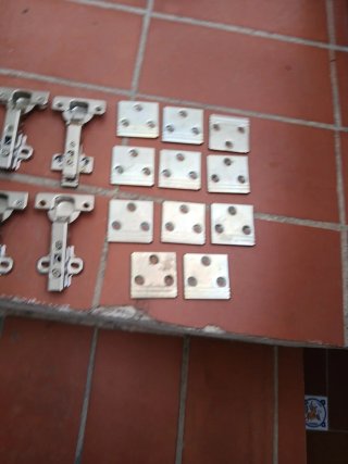 Bisagras y placas para muebles,todo lo se ve entra