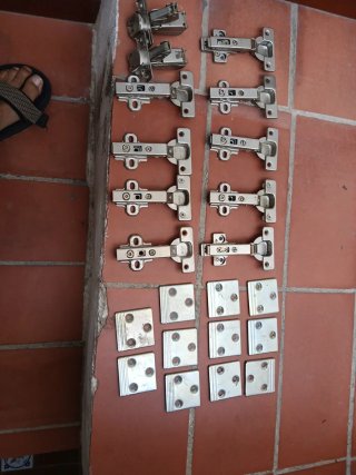 Bisagras y placas para muebles,todo lo se ve entra