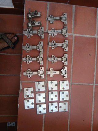 Bisagras y placas para muebles,todo lo se ve entra