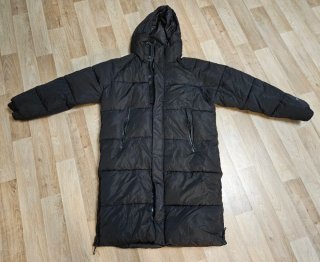 Abrigo negro largo acolchado con capucha