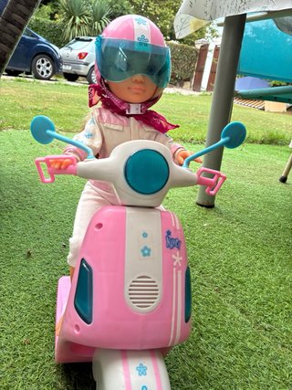 Muñeca Nancy motorista con moto rosa